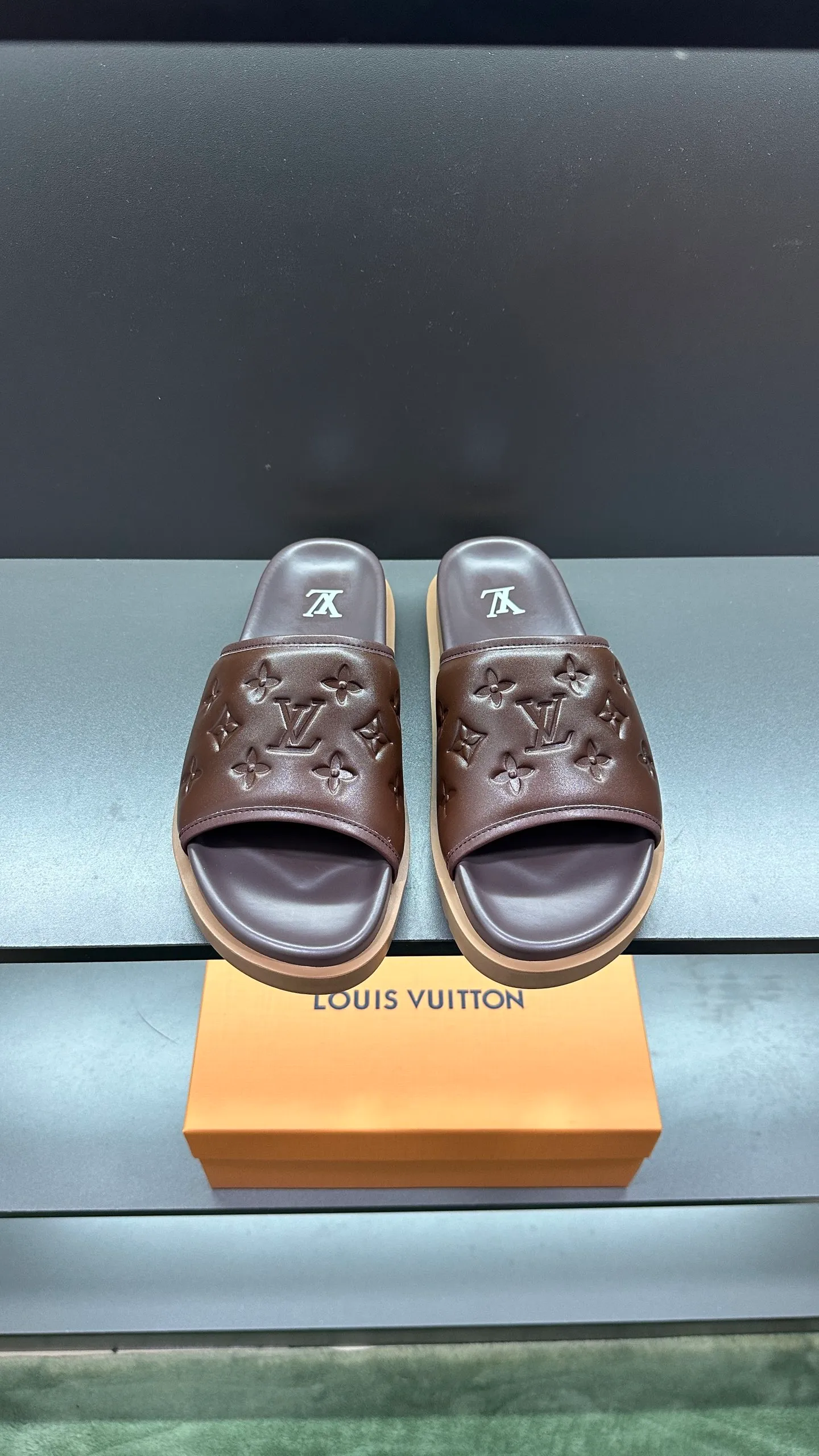 [L Home] P: 300💰Size: 38-45 Top purchasing lv men's summer slippers, classic presbyopia with soft real leather lining, unique color splicing effect, distinctive personality, fashionable and trendy essential style, light and comfortable. Lightweight and tough rubber insole, micro ridged foam outsole, super comfortable!
